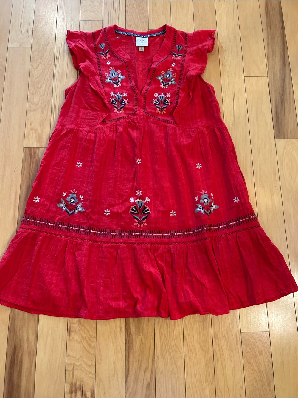 Very Pretty Red Dress With Embroidered Floral Details Women’s Large.